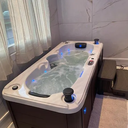 Golden - Jacuzzi Sauna Apartment